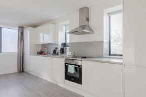 Spacious 3BD Flat Near London City Airport
